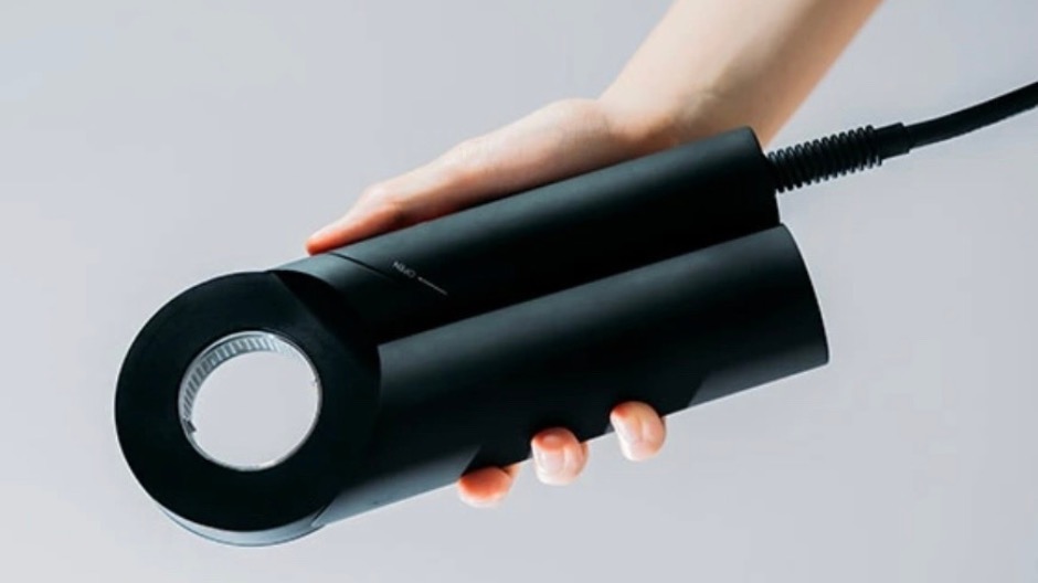 シンプルなのにハイテクな「cadre hair dryer」